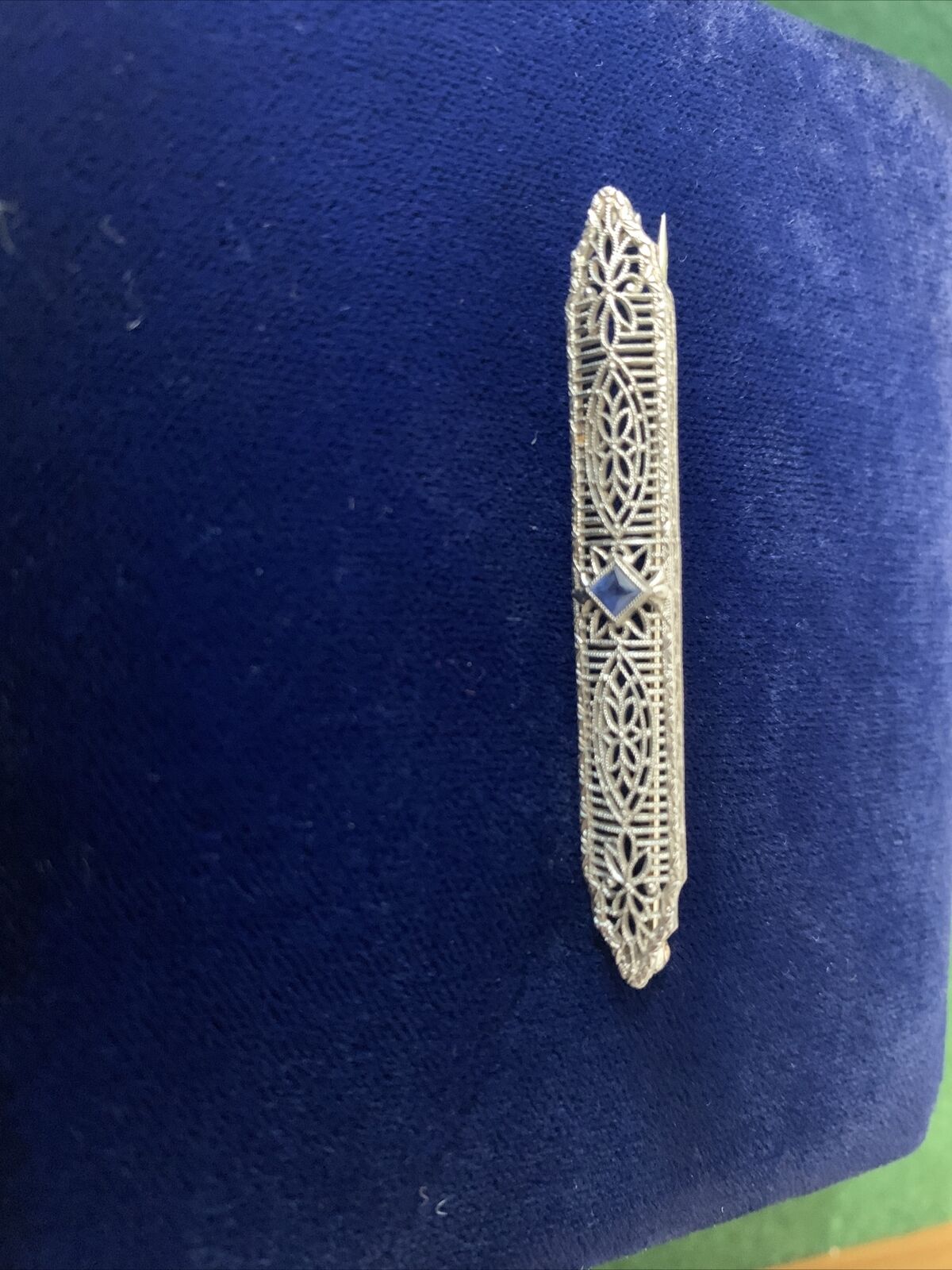 2.6 Gr.vintage Antique 14kt White Gold Filigree Bar Pin W Blue Sapphire Detailed
