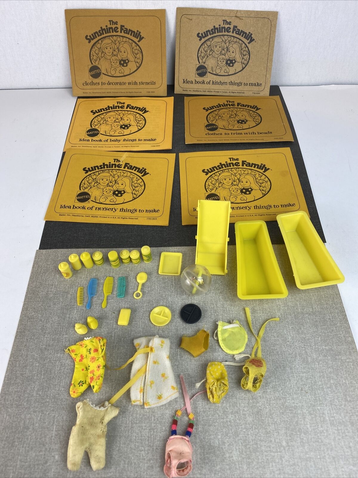 1973 Mattel Happy Sunshine Family Baby Clothes And Accessories Lot Nursery Pak