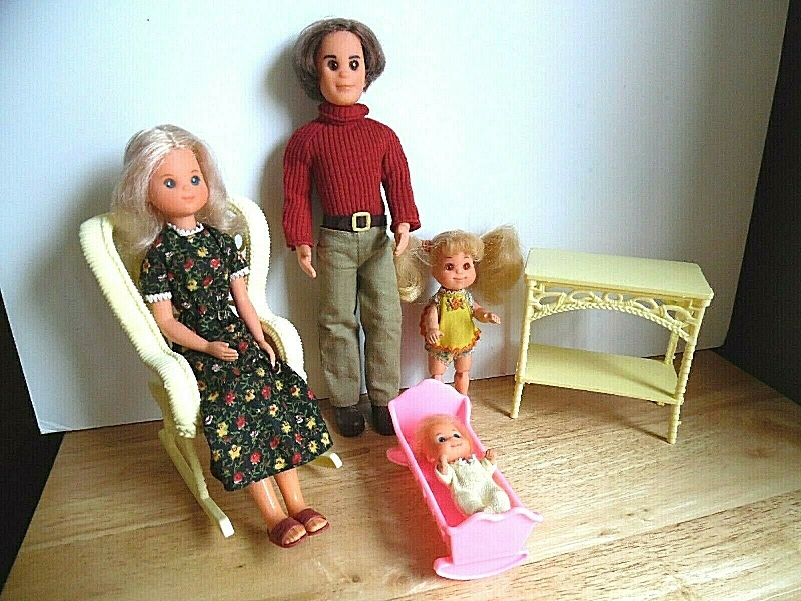 1970's Sunshine Family Of 4 Rare Orange Eyes Sister Outfits W/cradle & Furniture
